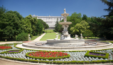 Public,Garden,Free,Access,Next,To,Royal,Palace,At,Madrid