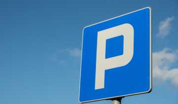 Parking,Sign,Showing,Free,Places.,Traffic,Parking,Sign,With,Clean