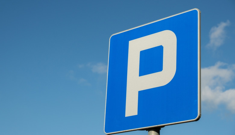 Parking,Sign,Showing,Free,Places.,Traffic,Parking,Sign,With,Clean