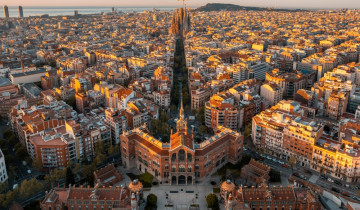 Barcelona,Skyline,With,Sagrada,Familia,Cathedral,And,Hospital,Of,The